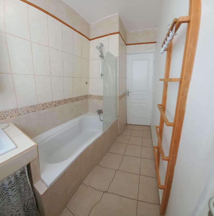 60 m2 , 2 chambres, très calme, plage et commerces à 3 minutes à pied, WIFI fibre optique et parking gratuit La Seyne-sur-Mer Esterno foto